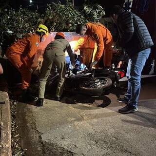Motociclista morre após bater em caçamba de entulho Motociclista morre após bater em caçamba de entulho
