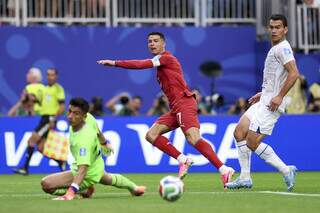 Cristiano Ronaldo marca 2 gols e Portugal goleia o Uzbequistão na Copa do Mundo Cristiano Ronaldo marca 2 gols e Portugal goleia o Uzbequistão na Copa do Mundo