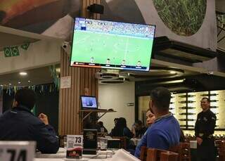 Churrascarias dão até chopp de graça para atrair torcedor em dia de jogo