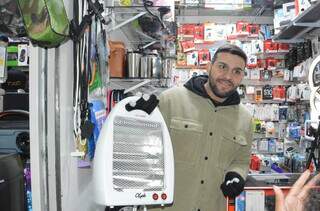 No Camelódromo, aquecedores vendem mais, enquanto casacos seguem sem procura No Camelódromo, aquecedores vendem mais, enquanto casacos seguem sem procura