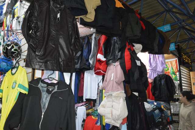 Frio impulsiona busca por aquecedores, mas roupas ainda encalham