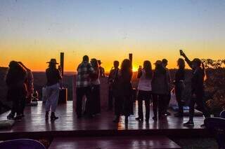 Pertinho da Capital, festival tem 8 atrativos, p&ocirc;r do sol e cachoeiras