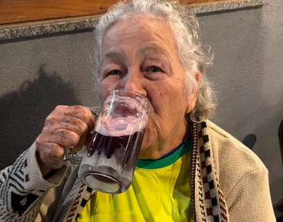 Com 83 anos, at&eacute; Maria foi para o bar ver jogo do Brasil no frio