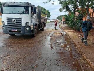 Árvore caída há quase um mês na Vila Ipiranga é removida após reportagem Árvore caída há quase um mês na Vila Ipiranga é removida após reportagem