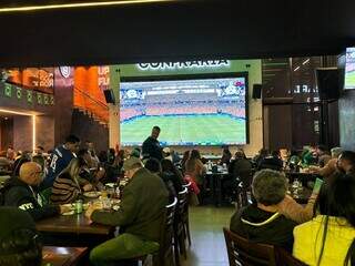 Na periferia, pizzaria lota de torcedor que fugiu do Centro na hora do jogo Na periferia, pizzaria lota de torcedor que fugiu do Centro na hora do jogo