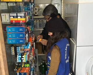 Farmácia é fechada por venda de remédios sem autorização e sem receita médica Farmácia é fechada por venda de remédios sem autorização e sem receita médica