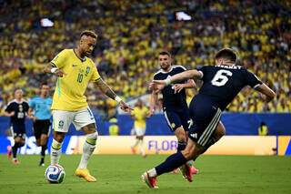 Brasil vence Esc&oacute;cia, avan&ccedil;a em 1&ordm; e aguarda rival na Copa