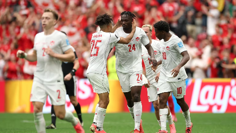 Su&iacute;&ccedil;a vence Canad&aacute;, avan&ccedil;a em primeiro e confirma rival no mata-mata