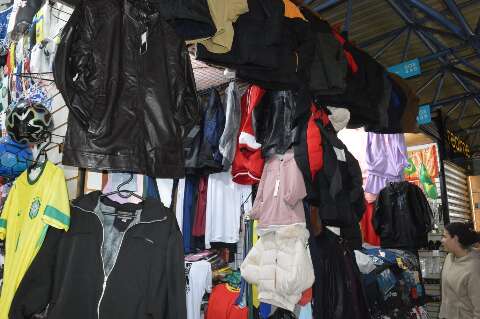 Frio impulsiona busca por aquecedores, mas roupas ainda encalham