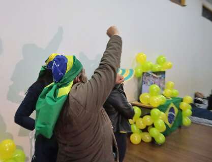 Jogo do Brasil na Copa aquece noite de acolhidos durante frente fria