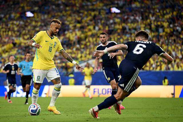 Brasil vence Esc&oacute;cia, avan&ccedil;a em 1&ordm; e aguarda rival na Copa