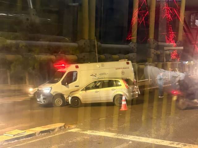 Ambul&acirc;ncia com paciente bate em carro e deixa tr&acirc;nsito lento na Zahran