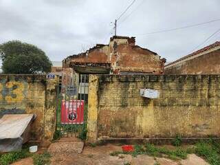 Estado da casa onde idosa vivia revela abandono denunciado h&aacute; mais de 10 anos