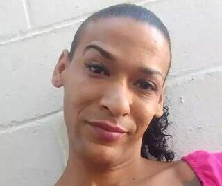Com camisetas por justi&ccedil;a, fam&iacute;lia acompanha j&uacute;ri de travesti morta em pres&iacute;dio