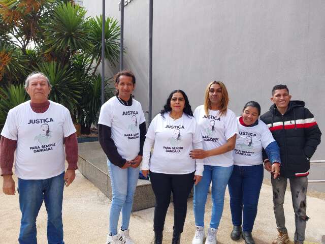 Com camisetas por justi&ccedil;a, fam&iacute;lia acompanha j&uacute;ri de travesti morta em pres&iacute;dio