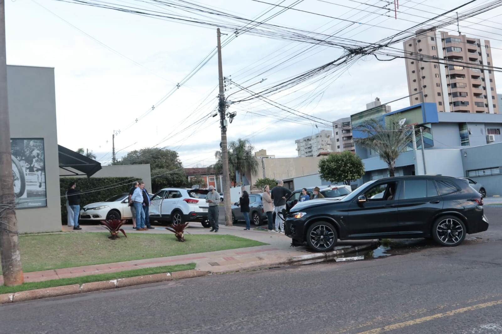 Cruzamento perigoso em Campo Grande: motoristas e lojistas clamam por segurança