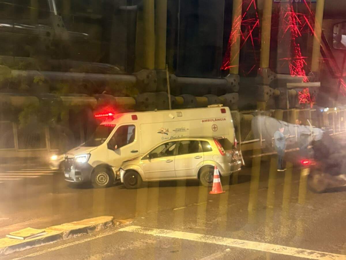 Acidente entre ambulância e carro causa lentidão em Campo Grande