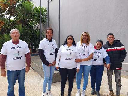 Com camisetas por justi&ccedil;a, fam&iacute;lia acompanha j&uacute;ri de travesti morta em pres&iacute;dio