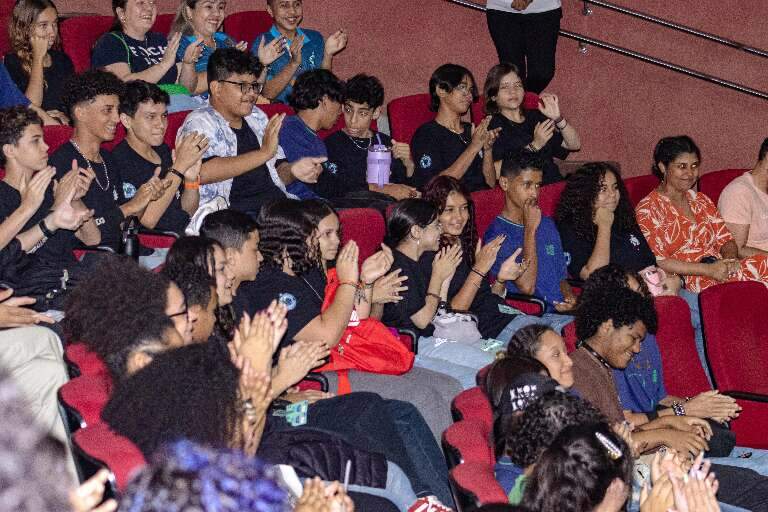 Livro transforma estudantes de escolas públicas em autores publicados