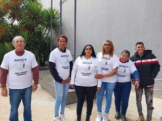 Com camisetas por justi&ccedil;a, fam&iacute;lia acompanha j&uacute;ri de travesti morta em pres&iacute;dio
