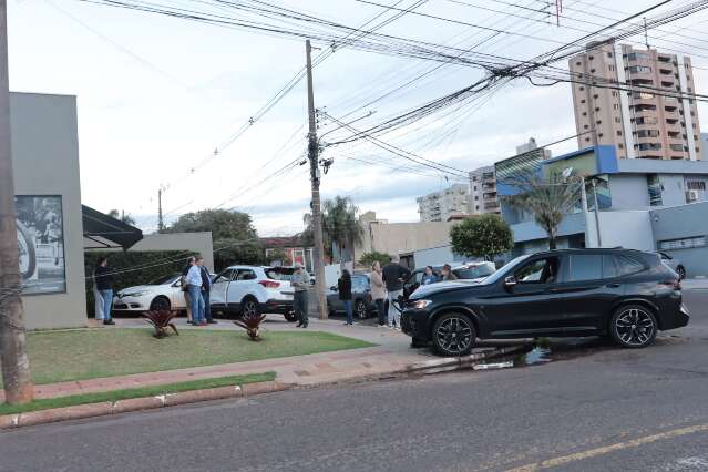 Cruzamento acumula acidentes e comerciantes cobram mudan&ccedil;as no tr&acirc;nsito