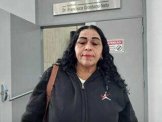 Com camisetas por justi&ccedil;a, fam&iacute;lia acompanha j&uacute;ri de travesti morta em pres&iacute;dio