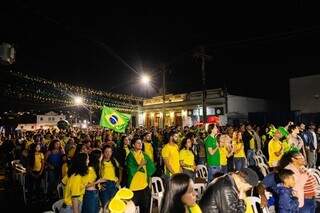 Bares acompanham hor&aacute;rio de jogo e abrem as portas mais cedo nesta segunda
