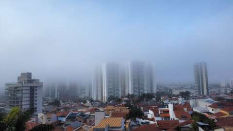 Nevoeiro cobre Campo Grande em manh&atilde; fria; temperatura sobe no fim de semana