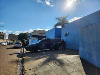 Homem chega &agrave; UPA com carro crivado de tiros durante "saidinha" de pres&iacute;dio