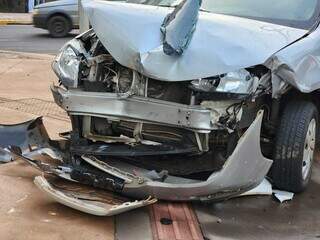 Batida deixa carro de autoescola destru&iacute;do em cruzamento da Afonso Pena