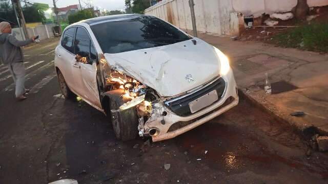Motorista bate carro em carreta e abandona ve&iacute;culo em frente a cemit&eacute;rio