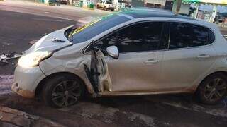 Motorista bate carro em carreta e abandona ve&iacute;culo em frente a cemit&eacute;rio