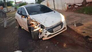 Motorista bate carro em carreta e abandona ve&iacute;culo em frente a cemit&eacute;rio