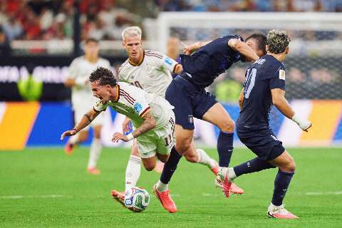 Espanha vence Uruguai, avan&ccedil;a em 1&ordm; e elimina rival da Copa do Mundo