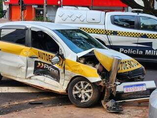 Batida deixa carro de autoescola destru&iacute;do em cruzamento da Afonso Pena