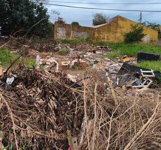 Moradores cobram limpeza de terreno no Aero Rancho e lembram promessa de pra&ccedil;a