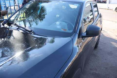 Homem chega &agrave; UPA com carro crivado de tiros ap&oacute;s sair de pres&iacute;dio