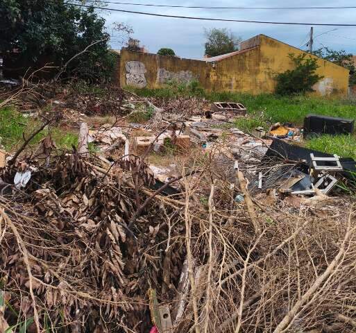 Moradores cobram limpeza de terreno no Aero Rancho e lembram promessa de pra&ccedil;a