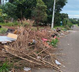 Moradores cobram limpeza de terreno no Aero Rancho e lembram promessa de pra&ccedil;a