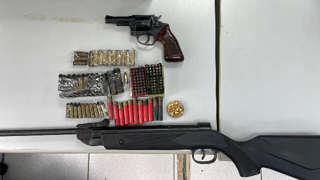 Agressor de mulher &eacute; preso com arsenal e 99 muni&ccedil;&otilde;es em Campo Grande