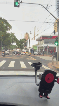 Batida deixa carro de autoescola destru&iacute;do em cruzamento da Afonso Pena