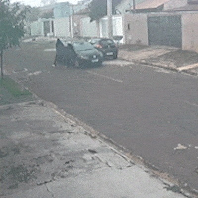 Homem chega &agrave; UPA com carro crivado de tiros ap&oacute;s sair de pres&iacute;dio