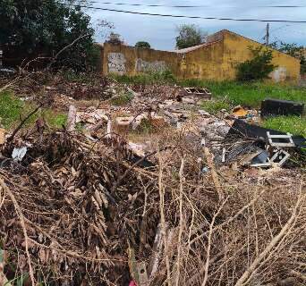 Moradores cobram limpeza de terreno no Aero Rancho e lembram promessa de pra&ccedil;a