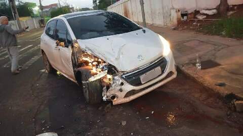 Motorista bate carro em carreta e abandona ve&iacute;culo em frente a cemit&eacute;rio