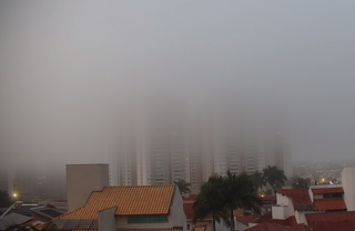 Nevoeiro cobre Campo Grande em manh&atilde; fria; temperatura sobe no fim de semana