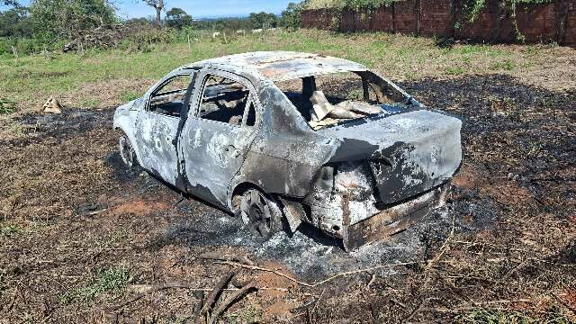 Carro usado por atiradores &eacute; achado queimado ap&oacute;s ataque a detento