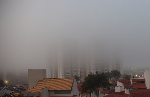 Nevoeiro cobre Campo Grande em manh&atilde; fria; temperatura sobe no fim de semana