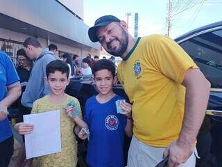 Em frente &agrave; banca, paix&atilde;o pelo futebol forma amizades e ajuda a realizar sonhos