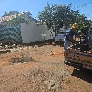 Aposentado passa dia tampando buracos por conta pr&oacute;pria na Vila Planalto