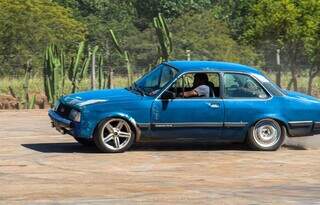 Zoado por ser velho, Chevette do Thauan cala boca do povo com drift